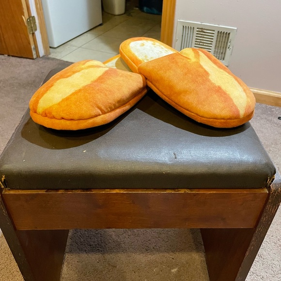 BREAD SLIPPERS 🥖- realistic looking French baguettes - Picture 2 of 3
